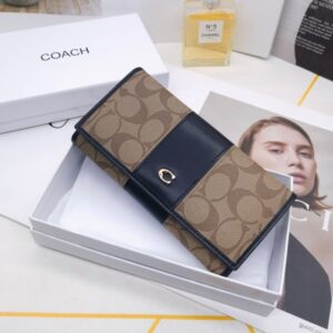 【AT3454】COACHのクラシックなCロゴプリントが施されたロングウォレット。シックでシンプル、多機能な財布です。