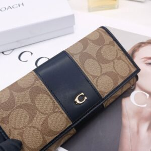 【AT3454】COACHのクラシックなCロゴプリントが施されたロングウォレット。シックでシンプル、多機能な財布です。