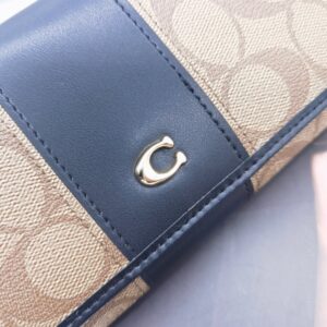 【AT3454】COACHのクラシックなCロゴプリントが施されたロングウォレット。シックでシンプル、多機能な財布です。