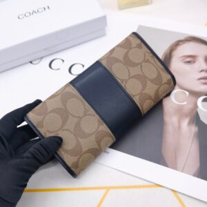 【AT3454】COACHのクラシックなCロゴプリントが施されたロングウォレット。シックでシンプル、多機能な財布です。