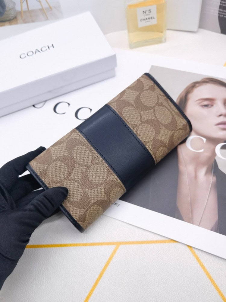【AT3454】COACHのクラシックなCロゴプリントが施されたロングウォレット。シックでシンプル、多機能な財布です。