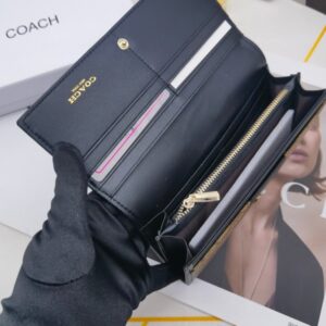 【AT3454】COACHのクラシックなCロゴプリントが施されたロングウォレット。シックでシンプル、多機能な財布です。