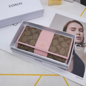 【AT3455】COACHのクラシックなC型ロングウォレット。ファッショナブルなカラーブロック、レトロでエレガントなスタイル。