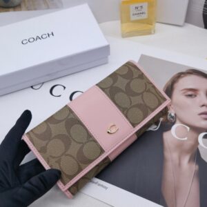 【AT3455】COACHのクラシックなC型ロングウォレット。ファッショナブルなカラーブロック、レトロでエレガントなスタイル。