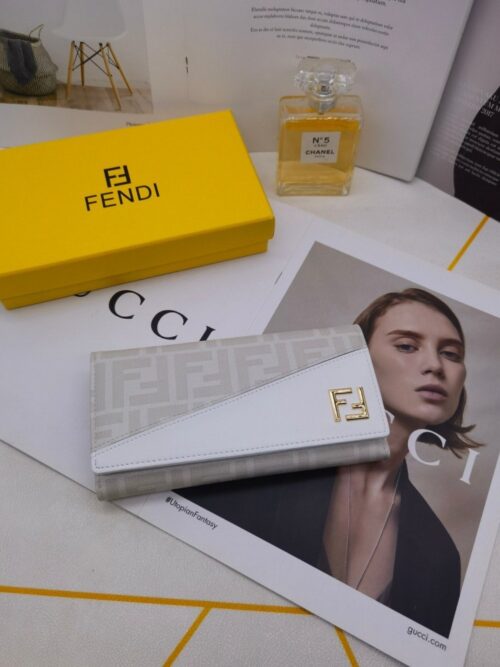 【AT3461】FendiのクラシックなダブルFロゴが施された長財布。ファッション性が高く、コレクションアイテムとしてもおすすめです。