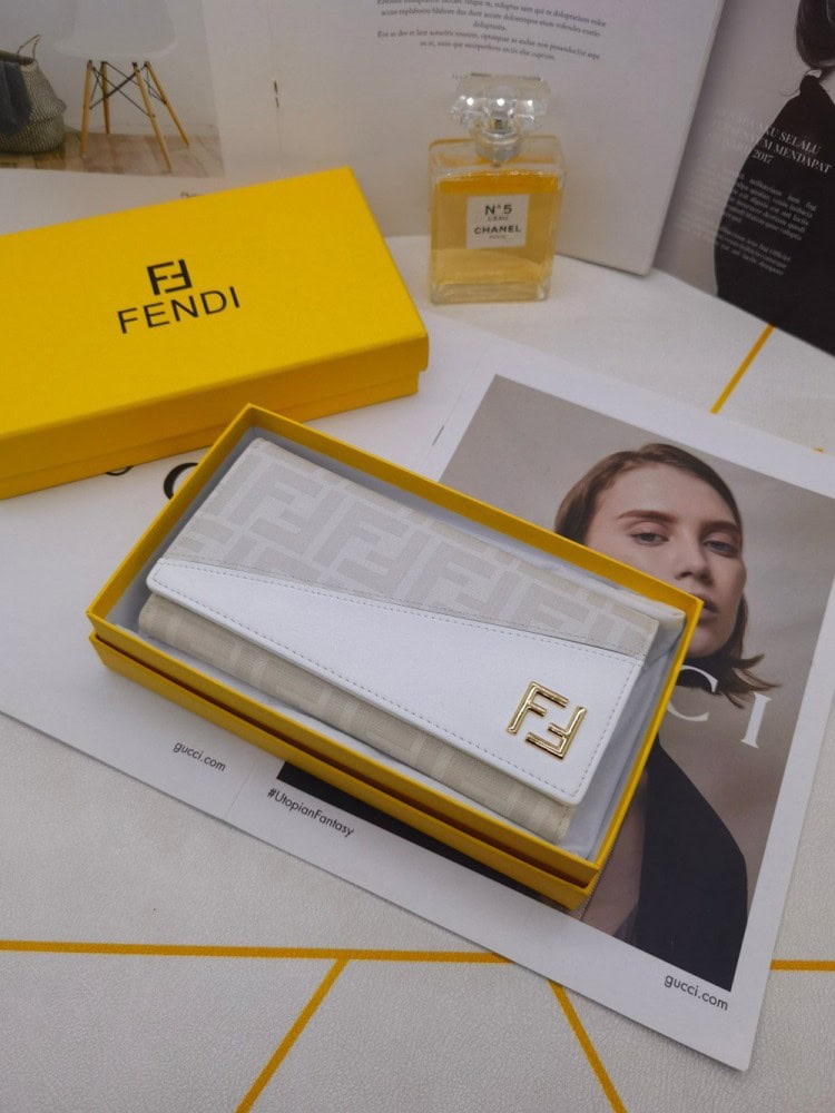 【AT3461】FendiのクラシックなダブルFロゴが施された長財布。ファッション性が高く、コレクションアイテムとしてもおすすめです。
