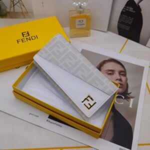 【AT3461】FendiのクラシックなダブルFロゴが施された長財布。ファッション性が高く、コレクションアイテムとしてもおすすめです。