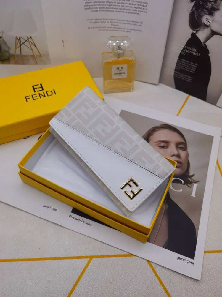 【AT3461】FendiのクラシックなダブルFロゴが施された長財布。ファッション性が高く、コレクションアイテムとしてもおすすめです。