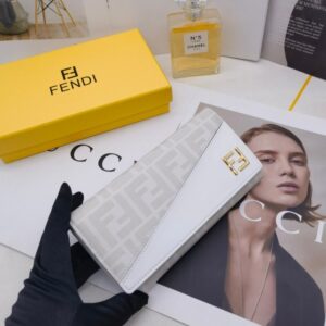 【AT3461】FendiのクラシックなダブルFロゴが施された長財布。ファッション性が高く、コレクションアイテムとしてもおすすめです。