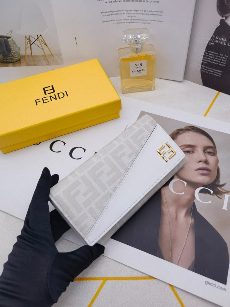 【AT3461】FendiのクラシックなダブルFロゴが施された長財布。ファッション性が高く、コレクションアイテムとしてもおすすめです。