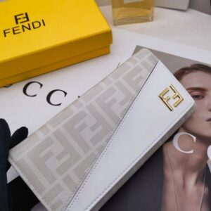 【AT3461】FendiのクラシックなダブルFロゴが施された長財布。ファッション性が高く、コレクションアイテムとしてもおすすめです。