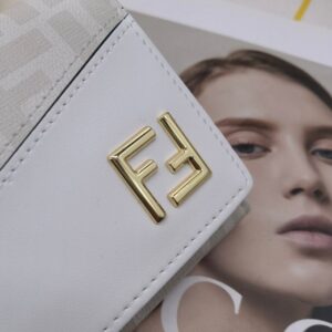 【AT3461】FendiのクラシックなダブルFロゴが施された長財布。ファッション性が高く、コレクションアイテムとしてもおすすめです。