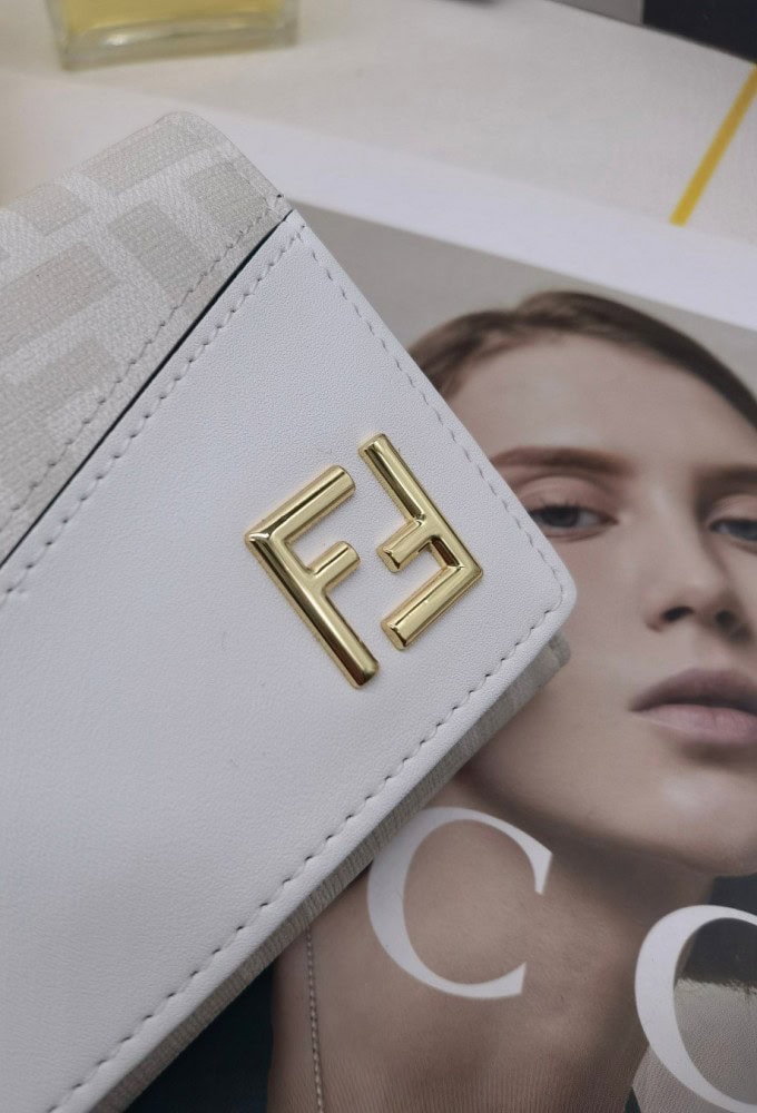 【AT3461】FendiのクラシックなダブルFロゴが施された長財布。ファッション性が高く、コレクションアイテムとしてもおすすめです。