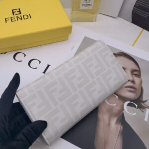 【AT3461】FendiのクラシックなダブルFロゴが施された長財布。ファッション性が高く、コレクションアイテムとしてもおすすめです。