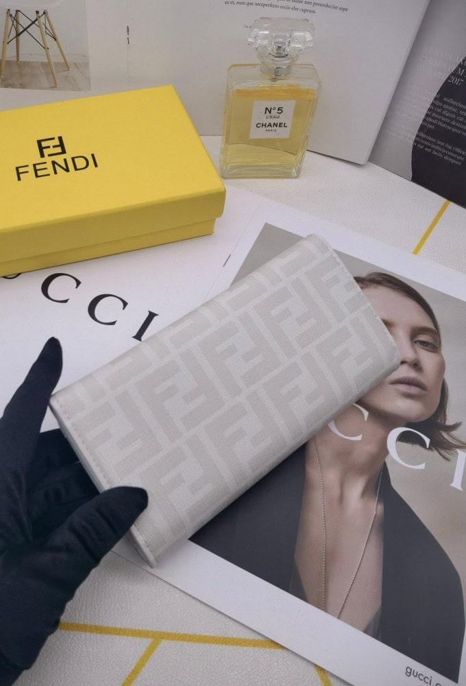 【AT3461】FendiのクラシックなダブルFロゴが施された長財布。ファッション性が高く、コレクションアイテムとしてもおすすめです。