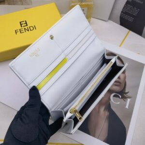 【AT3461】FendiのクラシックなダブルFロゴが施された長財布。ファッション性が高く、コレクションアイテムとしてもおすすめです。