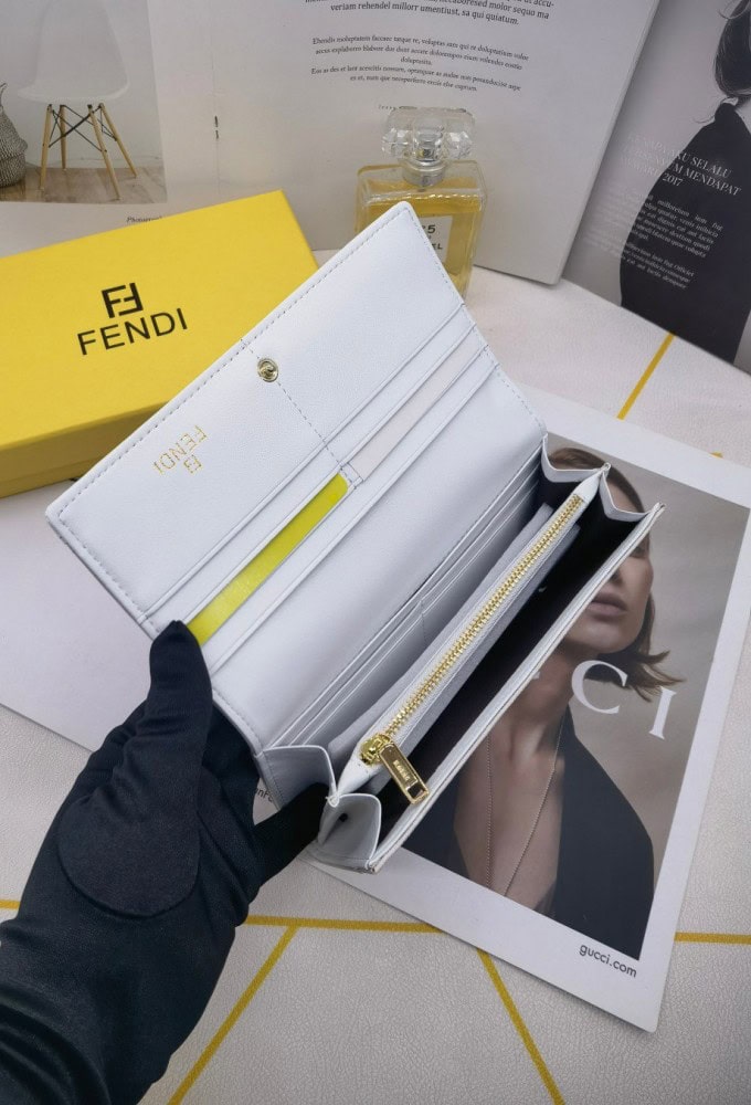 【AT3461】FendiのクラシックなダブルFロゴが施された長財布。ファッション性が高く、コレクションアイテムとしてもおすすめです。