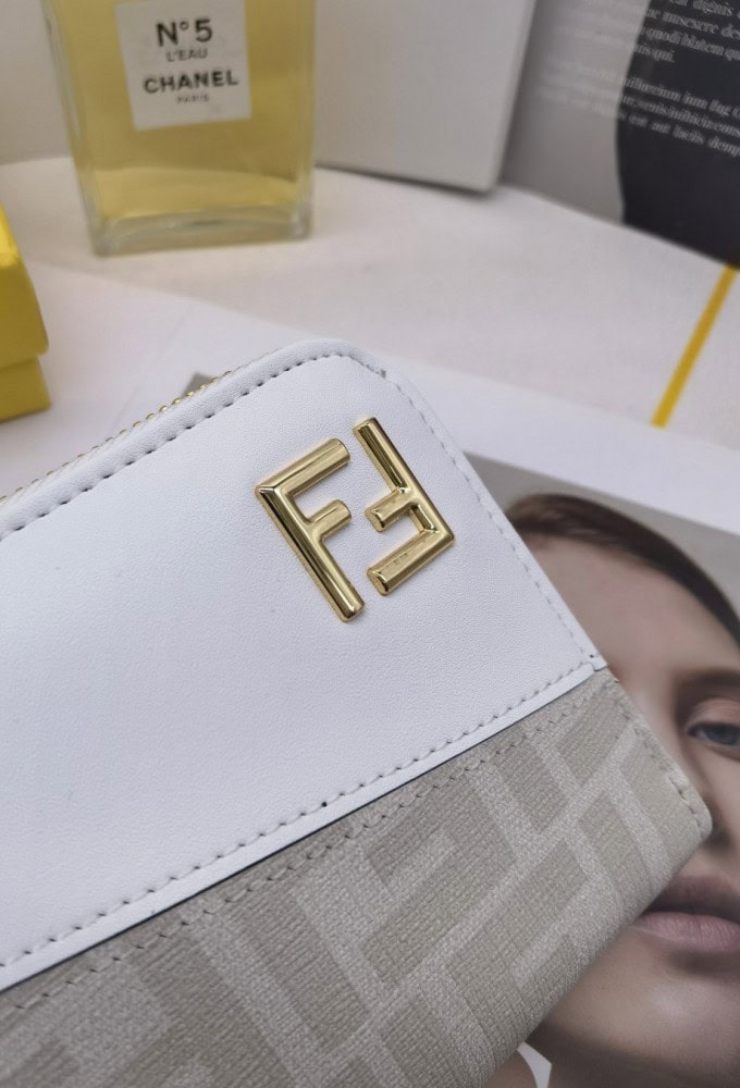 【AT3465】FendiのFFプリントパッチワークロングジップウォレット。ファッショナブルでエレガントなクラシックデザイン。