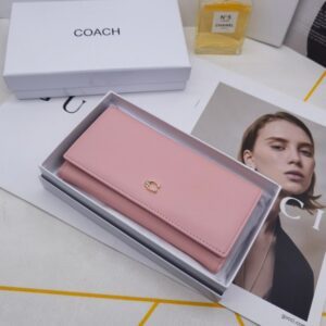【AT3470】Coachコーチのクラシックでシンプルな長財布。女性におしゃれで合わせやすいハンドバッグ。