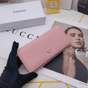 【AT3470】Coachコーチのクラシックでシンプルな長財布。女性におしゃれで合わせやすいハンドバッグ。