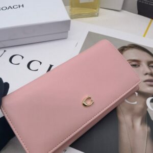 【AT3470】Coachコーチのクラシックでシンプルな長財布。女性におしゃれで合わせやすいハンドバッグ。