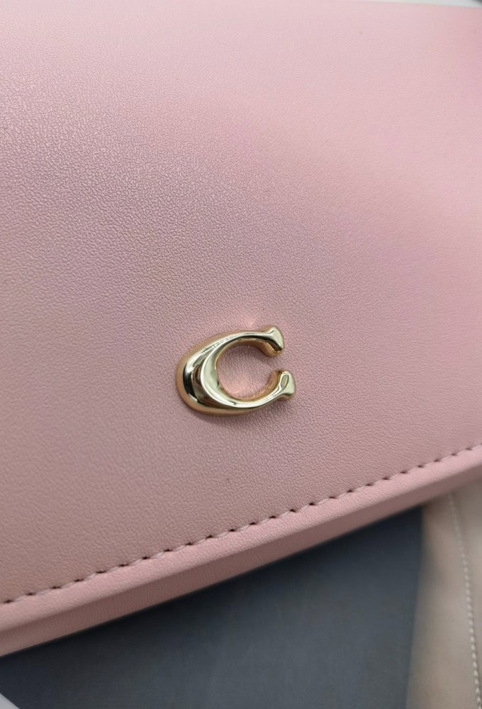 【AT3470】Coachコーチのクラシックでシンプルな長財布。女性におしゃれで合わせやすいハンドバッグ。