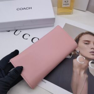 【AT3470】Coachコーチのクラシックでシンプルな長財布。女性におしゃれで合わせやすいハンドバッグ。