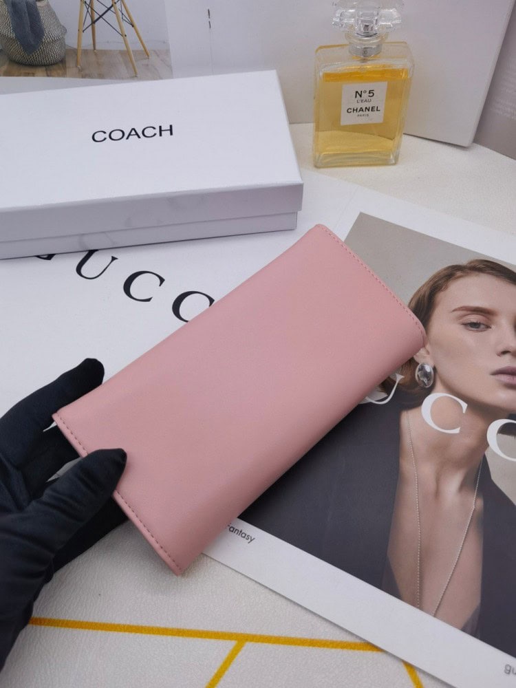 【AT3470】Coachコーチのクラシックでシンプルな長財布。女性におしゃれで合わせやすいハンドバッグ。
