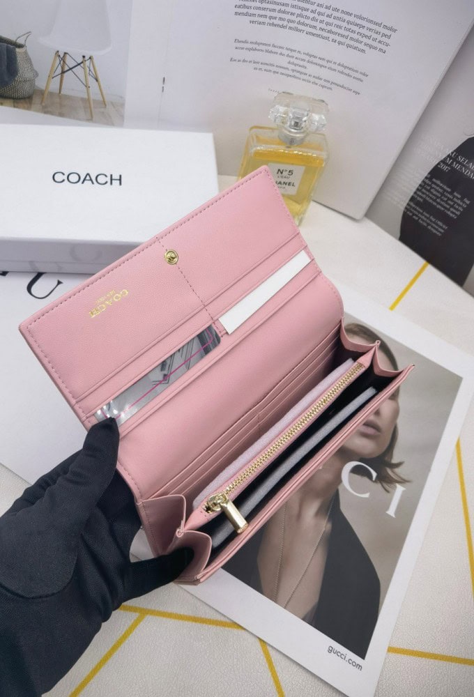 【AT3470】Coachコーチのクラシックでシンプルな長財布。女性におしゃれで合わせやすいハンドバッグ。