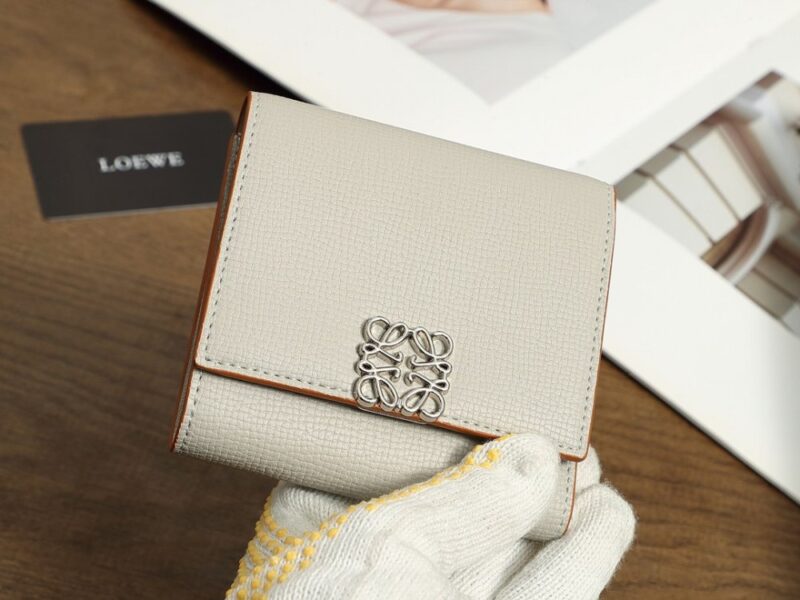 【AT3471】Loeweのハイエンドの質感のコントラストカラーショートウォレット- トレンディで万能なデザイン、精巧な工芸。