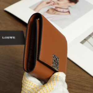 【AT3472】LOEWE ハイエンドレザーフォールディングショートウォレット。スタイリッシュでエレガントな多機能デザイン。