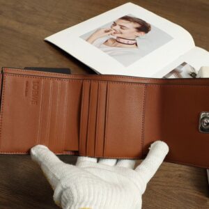 【AT3472】LOEWE ハイエンドレザーフォールディングショートウォレット。スタイリッシュでエレガントな多機能デザイン。