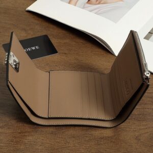 【AT3473】LOEWEクラシックカーフスキンスリーフォールドショートウォレット-ファッショナブルでシックな、贅沢な質感
