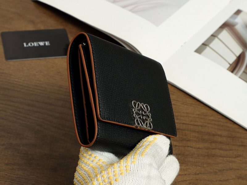 【AT3474】LOEWEのクラシックなカーフレザーショートウォレットは、高級感があり、トレンドにも合う汎用性の高いアイテムです。