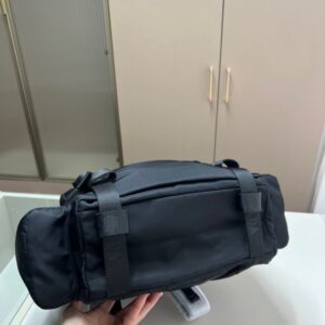 【AT3491】Pradaの定番の黒色ナイロンリュックサック。ラグジュアリービジネス旅行用バックパック。