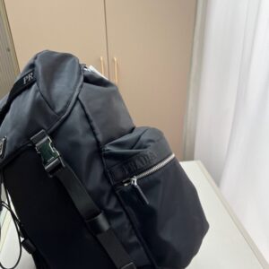 【AT3491】Pradaの定番の黒色ナイロンリュックサック。ラグジュアリービジネス旅行用バックパック。