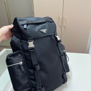 【AT3491】Pradaの定番の黒色ナイロンリュックサック。ラグジュアリービジネス旅行用バックパック。
