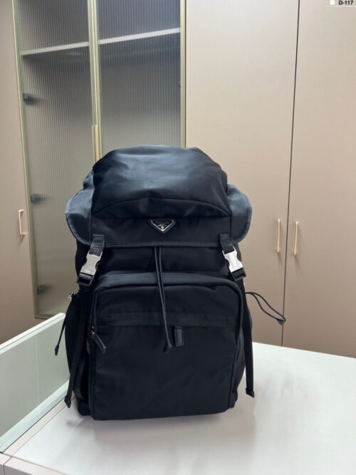【AT3492】Prada プラダのクラシックな黒色ナイロンバックパックは、ファッション性と実用性を兼ね備えた大容量の旅行用バッグです。