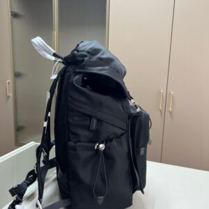 【AT3492】Prada プラダのクラシックな黒色ナイロンバックパックは、ファッション性と実用性を兼ね備えた大容量の旅行用バッグです。