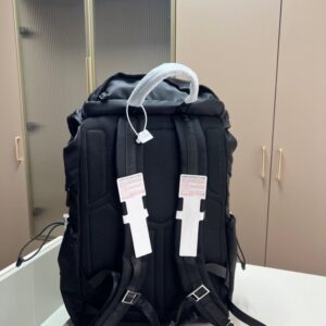 【AT3492】Prada プラダのクラシックな黒色ナイロンバックパックは、ファッション性と実用性を兼ね備えた大容量の旅行用バッグです。