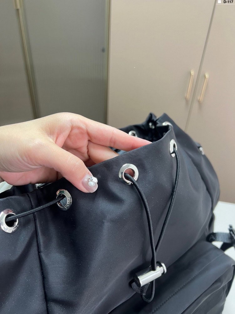 【AT3492】Prada プラダのクラシックな黒色ナイロンバックパックは、ファッション性と実用性を兼ね備えた大容量の旅行用バッグです。