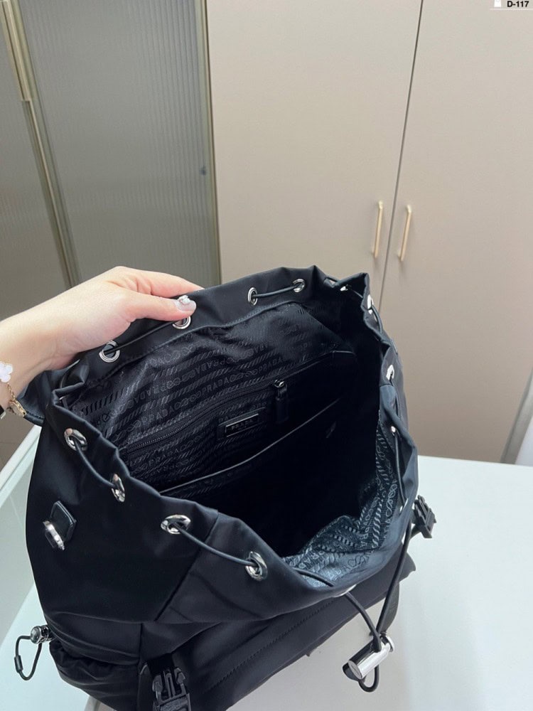 【AT3492】Prada プラダのクラシックな黒色ナイロンバックパックは、ファッション性と実用性を兼ね備えた大容量の旅行用バッグです。