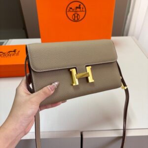 【AT3493】Hermès エルメスクラシックHバックルショルダーバッグ。ファッショナブルで合わせやすく、コレクションにもおすすめです。