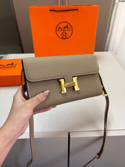 【AT3493】Hermès エルメスクラシックHバックルショルダーバッグ。ファッショナブルで合わせやすく、コレクションにもおすすめです。