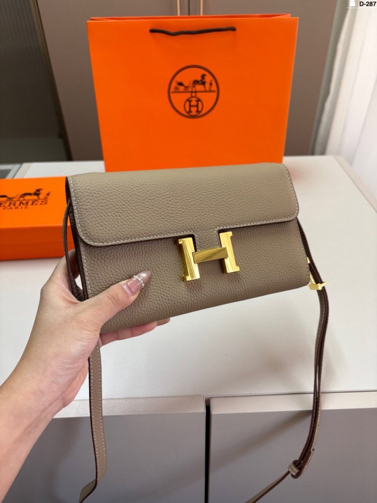 【AT3493】Hermès エルメスクラシックHバックルショルダーバッグ。ファッショナブルで合わせやすく、コレクションにもおすすめです。