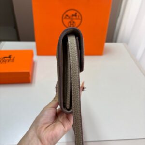 【AT3493】Hermès エルメスクラシックHバックルショルダーバッグ。ファッショナブルで合わせやすく、コレクションにもおすすめです。