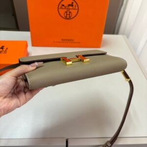 【AT3493】Hermès エルメスクラシックHバックルショルダーバッグ。ファッショナブルで合わせやすく、コレクションにもおすすめです。