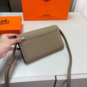 【AT3493】Hermès エルメスクラシックHバックルショルダーバッグ。ファッショナブルで合わせやすく、コレクションにもおすすめです。