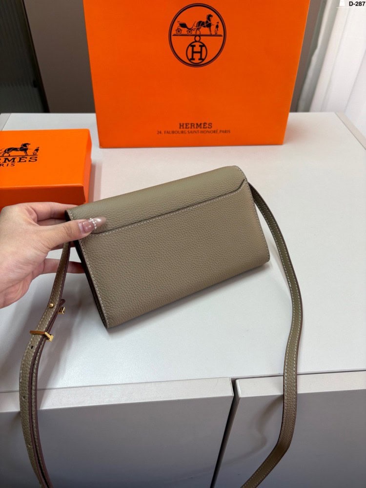 【AT3493】Hermès エルメスクラシックHバックルショルダーバッグ。ファッショナブルで合わせやすく、コレクションにもおすすめです。