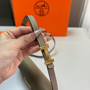 【AT3493】Hermès エルメスクラシックHバックルショルダーバッグ。ファッショナブルで合わせやすく、コレクションにもおすすめです。